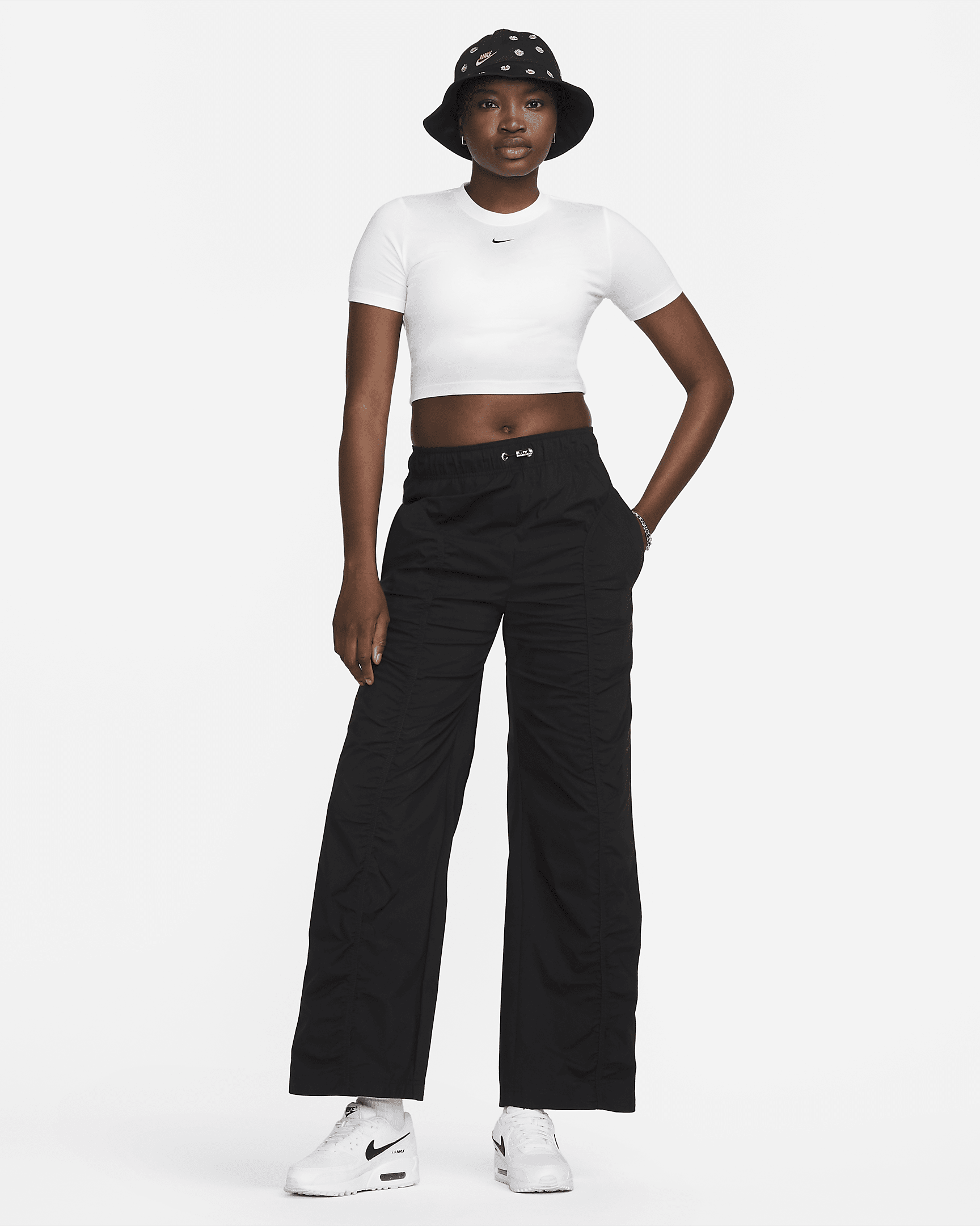 NIKE SPORTSWEAR ESSENTIAL
WOMEN'S SLIM-FIT CROP T-SHIRT