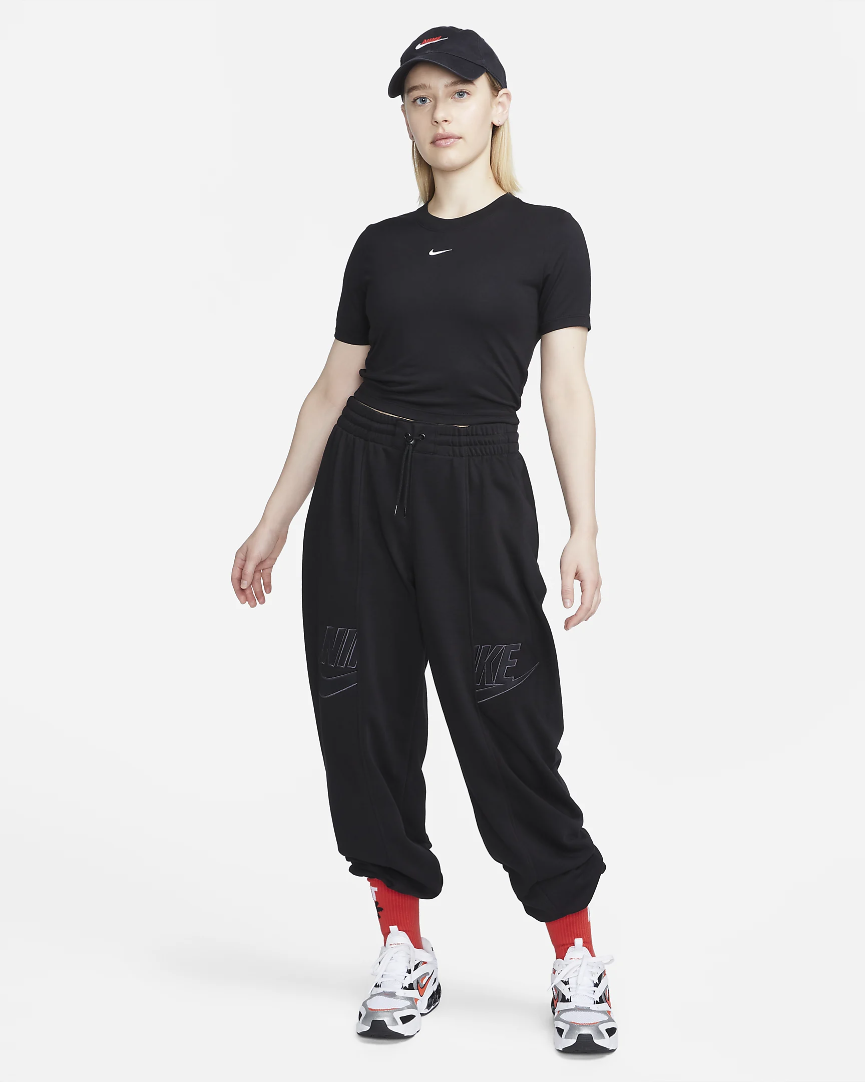 NIKE SPORTSWEAR ESSENTIAL
WOMEN'S SLIM-FIT CROP T-SHIRT